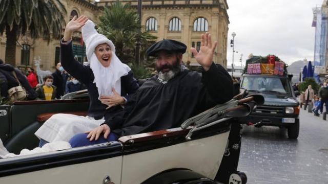 Olentzero y Mari Domingi recorrierron por sorpresa las calles del centro de Donostia el pasado 24 de diciembre.