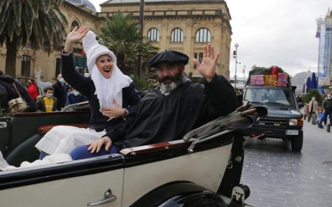 Olentzero y Mari Domingi recorrierron por sorpresa las calles del centro de Donostia el pasado 24 de diciembre.