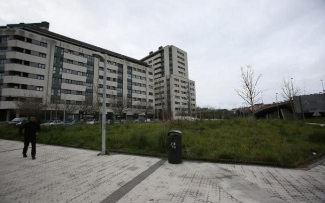 Parcela de Riberas de Loiola donde se prevén 90 apartamentos para jóvenes y mayores.