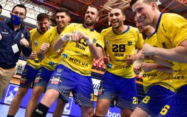 Da Silva (con el número 28), durante un partido con el Bidasoa-Irun.