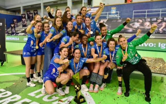 Jugadoras del Bera Bera, campeonas de liga de balonmano.