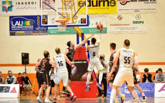 Mendiola, del Juaristi, trata de taponar un lanzamiento de Barton, del Acunsa