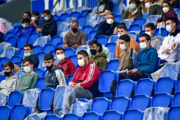 Sanidad permitirá comer y beber en los estadios de fútbol a partir del 1 de abril