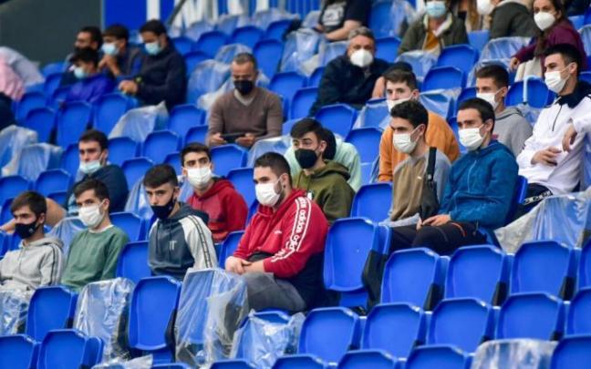 Sanidad permitirá comer y beber en los estadios de fútbol a partir del 1 de abril
