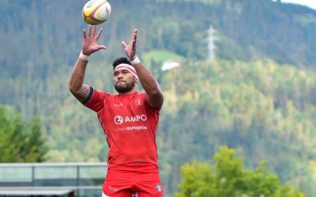 Kawa Leauma atrapa un saque de lateral.