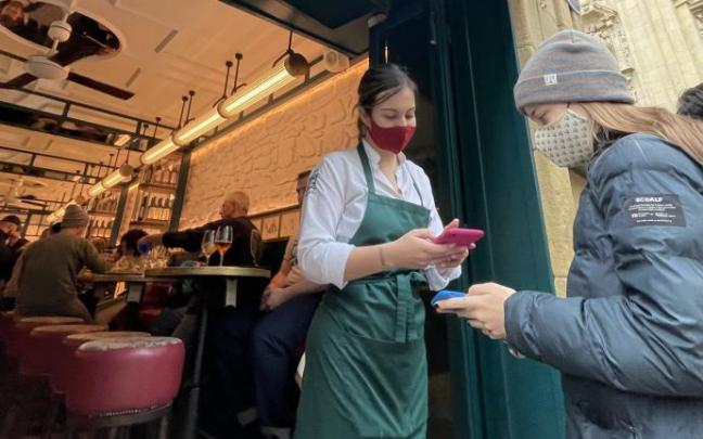 El pasaporte covid, obligatorio desde hoy en bares, hospitales y sitios cerrados