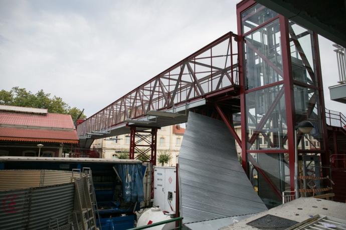 Pasarela peatonal que une los paseos de Francia y Duque de Mandas.