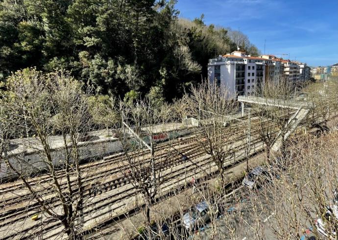 Zona de las vías donde se construirían edificios, según la propuesta.