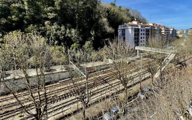 Zona de las vías donde se construirían edificios, según la propuesta.
