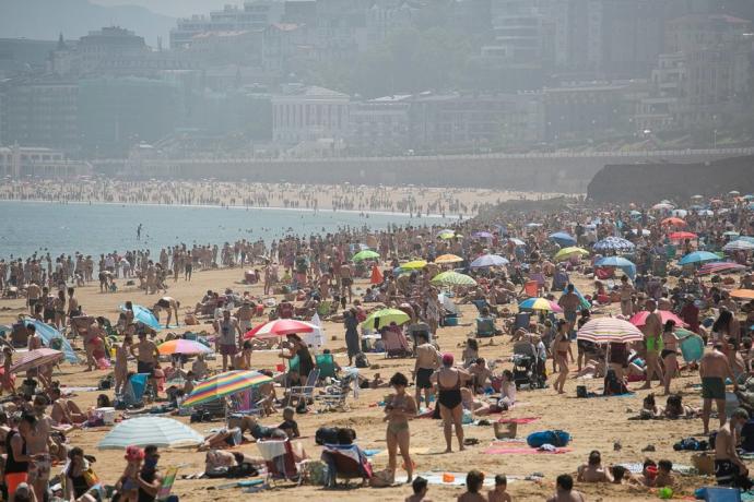 La playa Ondarreta de Donostia este verano