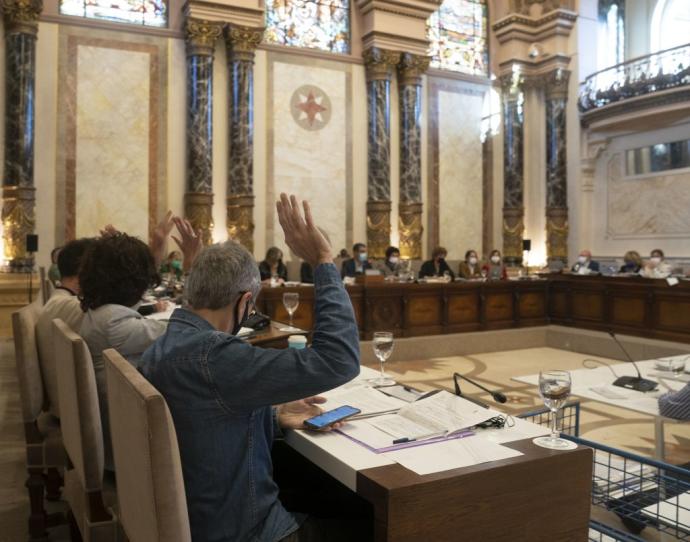 Concejales votan en una sesión del Pleno de Donostia.