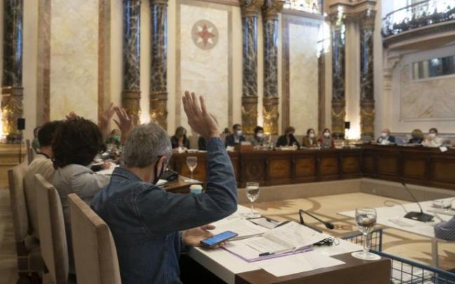 Concejales votan en una sesión del Pleno de Donostia. Concejales votan en una sesión del Pleno de Donostia.