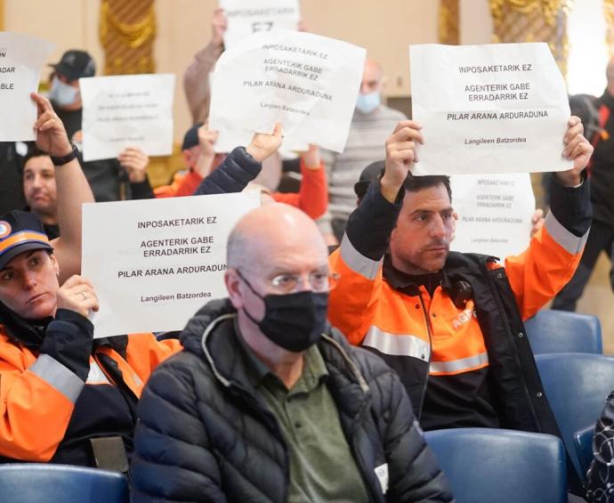 Un momento de la protesta de los agentes de movilidad, este jueves en el Pleno.