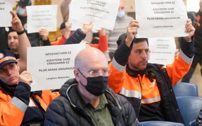 Un momento de la protesta de los agentes de movilidad, este jueves en el Pleno.