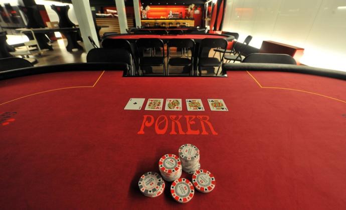 Una mesa de póker preparada para una partida.