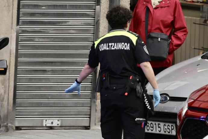 La Policía de Eibar patrulla ya con pistola