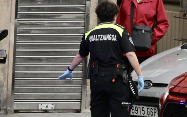 La Policía de Eibar patrulla ya con pistola