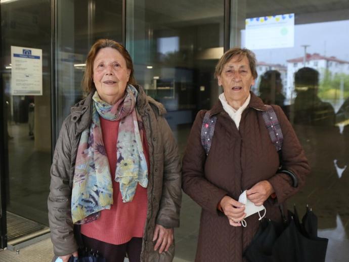 Jacoba y Tina, dos vecinas de Altza que estrenaron la piscina que tanto echaban de menos y donde aprendieron a nadar.