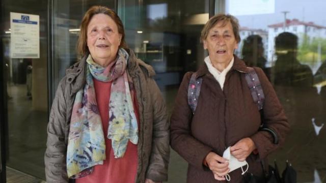 Jacoba y Tina, dos vecinas de Altza que estrenaron la piscina que tanto echaban de menos y donde aprendieron a nadar.