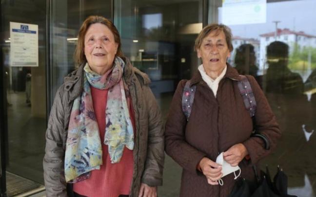 Jacoba y Tina, dos vecinas de Altza que estrenaron la piscina que tanto echaban de menos y donde aprendieron a nadar.