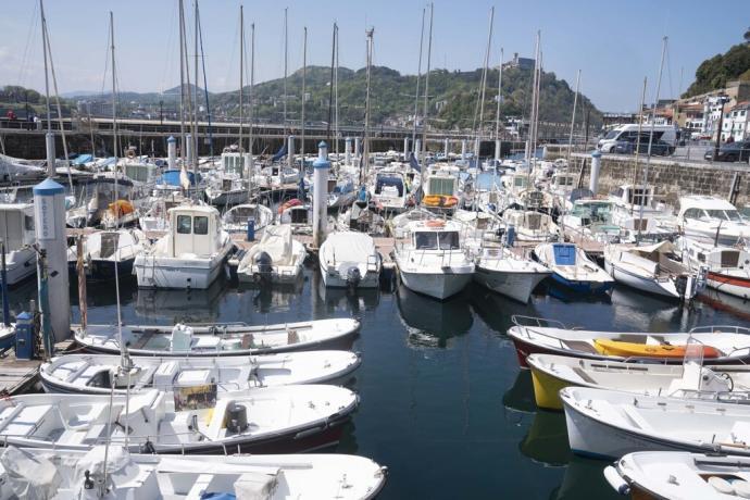 Barcos en la dársena deportiva del muelle donostiarra.