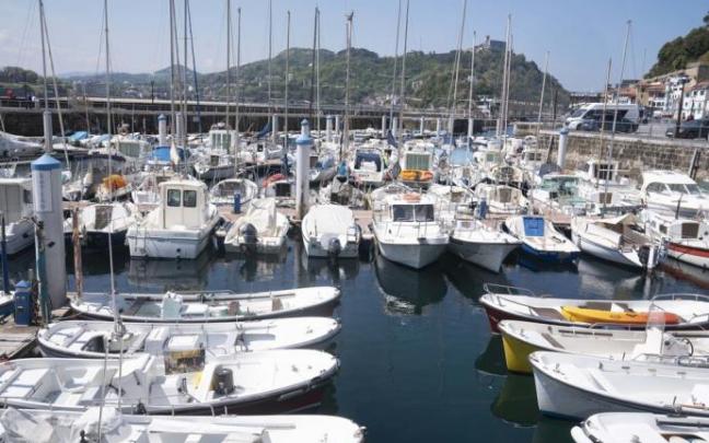 Barcos en la dársena deportiva del muelle donostiarra