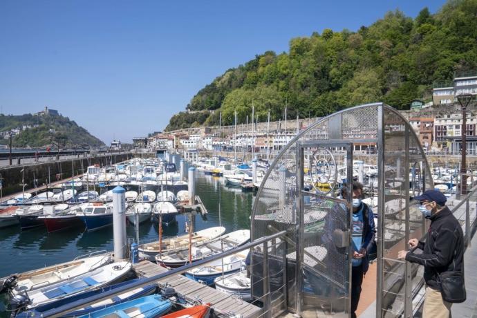 Usuarios de la dársena deportiva del muelle donostiarra, en la puerta de acceso.