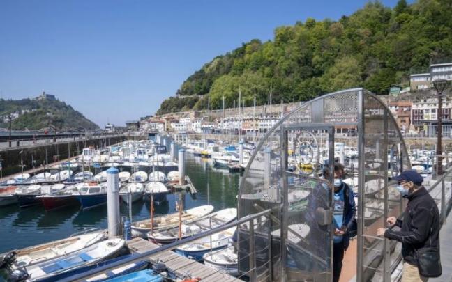 Personas acceden a la dársena deportiva de Donostia.
