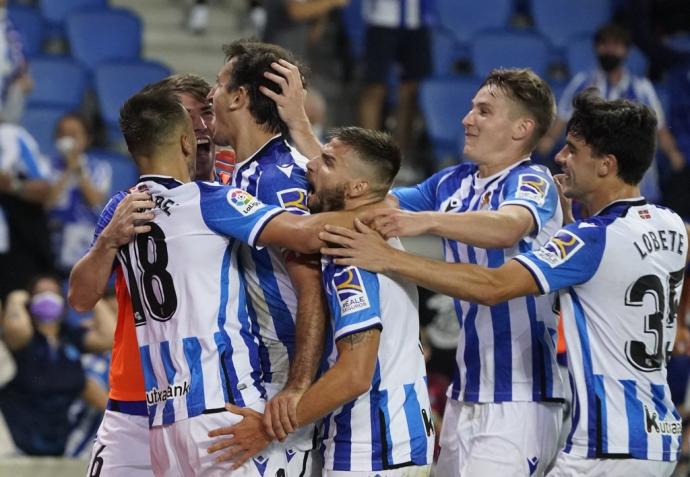 Los jugadores de la Real celebran el gol de Mikel Oyarzabal en el partido contra el Elche