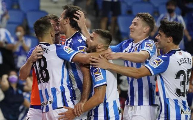 Los jugadores de la Real celebran el gol de Mikel Oyarzabal en el partido contra el Elche