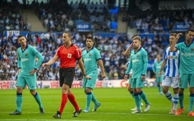 Los jugadores del Barcelona, junto a Alberola Rojas, en el partido de Anoeta en 2019. Los jugadores del Barcelona, junto a Alberola Rojas, en el partido de Anoeta en 2019.