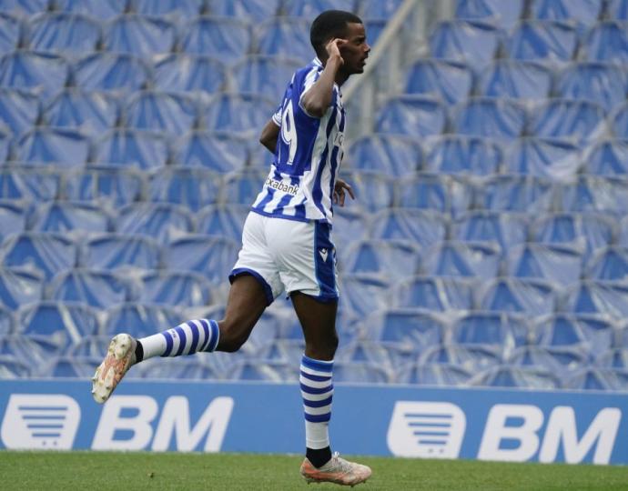 Isak celebra uno de sus goles ante el Valladolid en Anoeta.