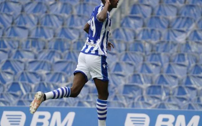 Isak celebra uno de sus goles ante el Valladolid en Anoeta. Isak celebra uno de sus goles ante el Valladolid en Anoeta.