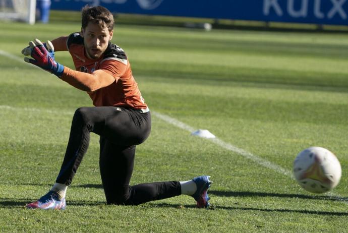 Alex Remiro, en un entrenamiento en Zubieta