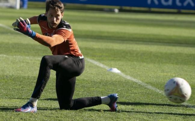 Alex Remiro, en un entrenamiento en Zubieta Alex Remiro, en un entrenamiento en Zubieta
