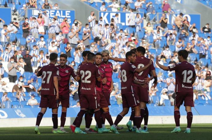 Los jugadores realistas celebran uno de los goles anotados ante el Alavés.