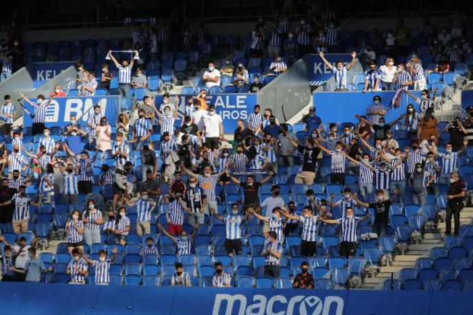 Aficionados realistas, durante el partido de pretemporada frente al Alavés en Anoeta.