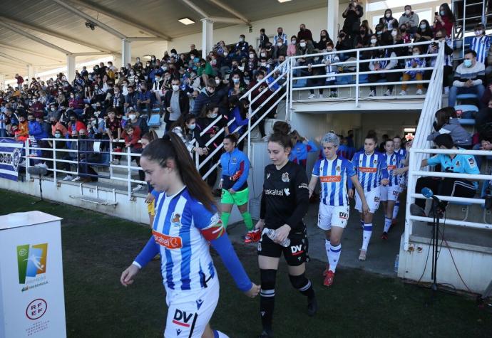 La plantilla de la Real sale al campo para enfrentarse al Barcelona.