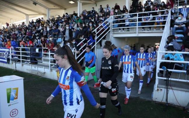 La plantilla de la Real sale al campo para enfrentarse al Barcelona.