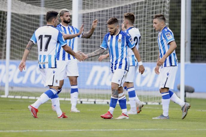 Los jugadores de la Real celebran un gol en un partido de pretemporada.