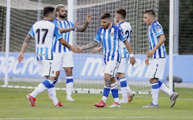 Los jugadores de la Real celebran un gol en un partido de pretemporada.