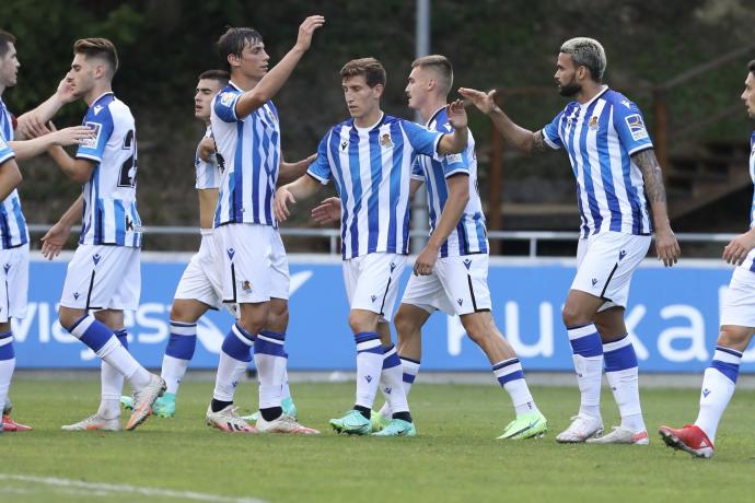 Los jugadores de la Real celebran uno de los tantos de la victoria contra el Huesca.