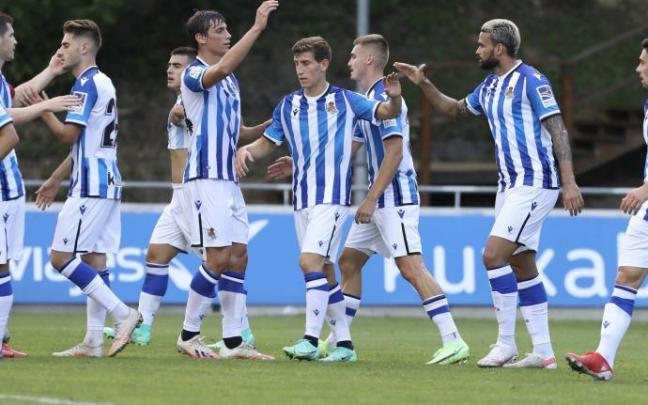 Los jugadores de la Real celebran uno de los tantos de la victoria contra el Huesca.