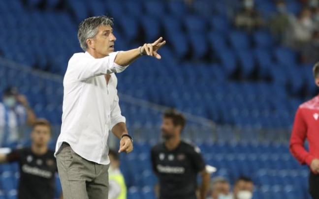 Imanol Alguacil, dando instrucciones a sus jugadores.