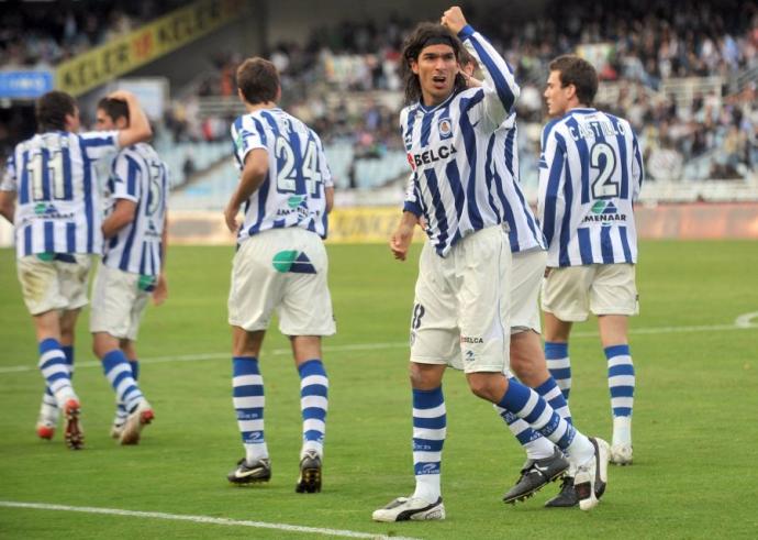 Abreu celebra un gol con la Real ante el Tenerife en Anoeta en el año 2009.