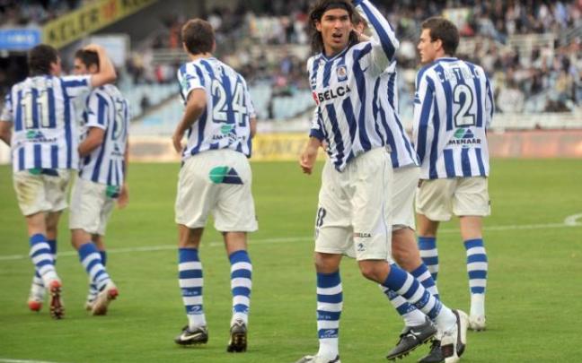 Abreu celebra un gol con la Real ante el Tenerife en Anoeta en el año 2009.
