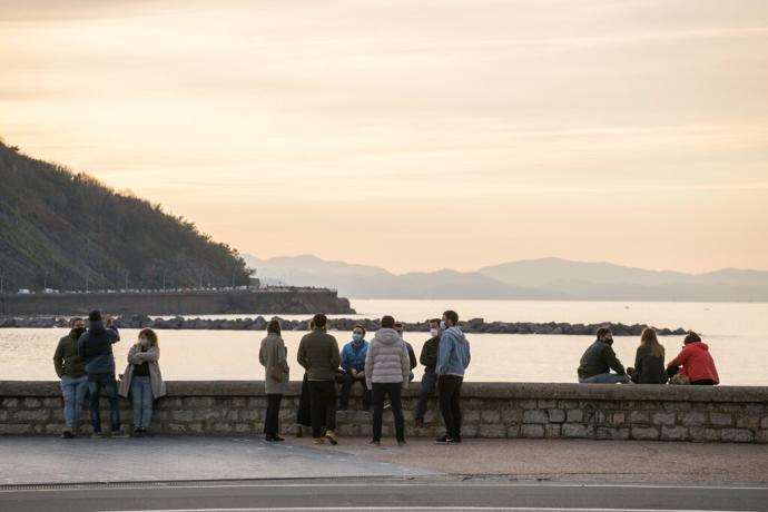 Un grupo de jóvenes mirando la bahía de La Concha