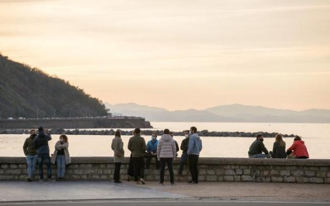Un grupo de jóvenes mirando la bahía de La Concha Un grupo de jóvenes mirando la bahía de La Concha