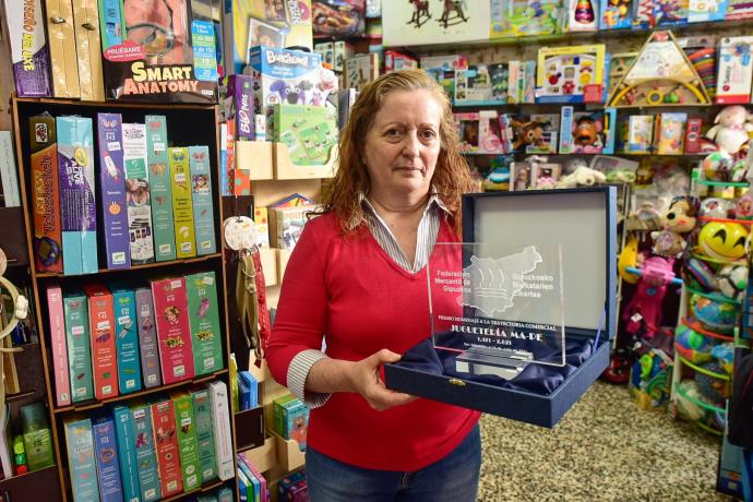 Cristina Pérez, con la placa de homenaje.