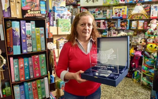 Cristina Pérez, con la placa de homenaje. Cristina Pérez, con la placa de homenaje.